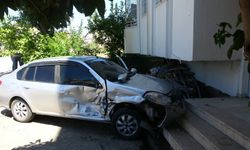 Antalya'da faciadan dönülen kaza! Otomobil az daha eve giriyordu