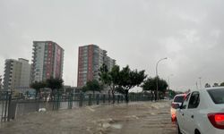 Adana’da sağanak yağış hayatı felç etti