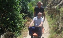Antalya'da yolu olmayan ev! Doktora el arabasıyla götürüyorlar
