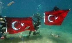Denizin dibinde Türk bayrağı açtılar, 19 Mayıs'ı kutladılar