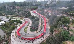 Antalyalılar 400 metrelik dev Türk bayrağını omuzlarında taşıdı