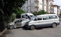 Manavgat’ta hastaneye ait olan araç otomobil ile çarpıştı