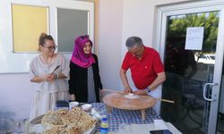 Kemer Belediye Başkanı Necati Topaloğlu renkli kişiliğiyle gülümsetti! Bu kez hamur açtı