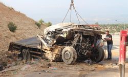 Mersin'de feci kaza! Ölüm virajında kamyon hurdaya döndü, sürücü hayatını kaybetti