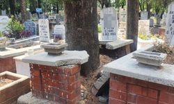 Antalya’da görenleri şaşkına çeviren mezar!