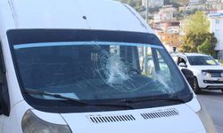 Trafik terörü bitmiyor! Alanya'da öğrenci servisine sopa ile saldırdılar