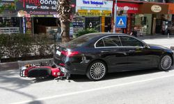 Antalya’da motosiklet lüks otomobilin altına girdi