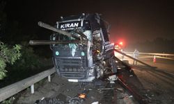 Sakarya'daki kazada TIR'ın kasasındaki borular sürücü kabinine böyle saplandı