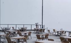 Antalya'ya erken yazın ardından kış geldi! Dünyaca ünlü zirveye kar yağdı