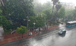 Antalya’da sağanak yağış hayatı felç etti!