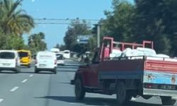 Antalya'da seyir halindeki kamyonet tehlike saçtı