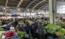 Halk pazarındaki  fiyatları gören Zonguldaklılar pazara akın etti