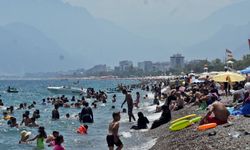 Antalya sahillerinde bayram yoğunluğu artarak devam ediyor