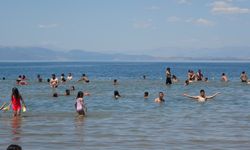 'Yedi renkli göl' Akdeniz sahillerini aratmadı! Bayramda doldu taştı!