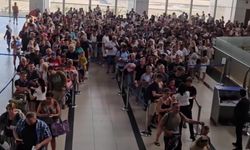 Antalya Havalimanı’nda izdiham! Metrelerce kuyruk oluştu
