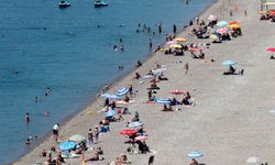 Antalya’da sıcaklar 41 dereceye yükselince vatandaşlar sahillere akın etti