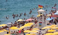 Tatilciler Konyaaltı Sahili'ni bayramda da tercih etti