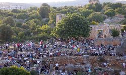 Mersin Kanlı Divane Antik Kenti'nde büyüleyici bir konser verildi