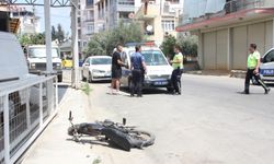 Antalya’da otomobile çarpan motosiklet sürücüsü yaralandı