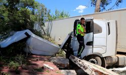 Antalya’da vatandaşların yürekleri ağızlarına geldi! Yoldan çıkan TIR Lojmana girdi