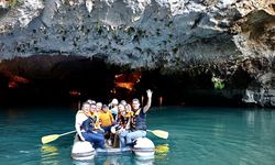 Antalya’da AK Partililer Altınbeşik Mağarası’nda stres attı…