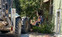 Burdur’daki evinde yalnız yaşayan yaşlı adamın cansız bedeni kepçe ile çıkarıldı