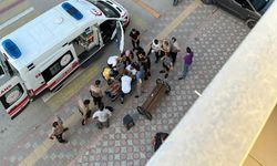 Burdur'da sokak çatışması! Ayırmak isterken canından oluyordu
