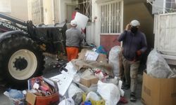 Isparta’da bir evden 3 kamyonluk çöp çıktı