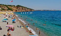 Antalya'da sıcaktan bunalanlar kendilerini denize attı