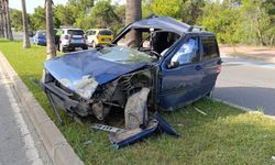Antalya’da palmiyeye şimşek gibi çarptı! Hurdaya dönen otomobilin sürücüsü öldü