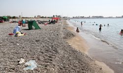 Antalya’da turistlerin akın ettiği cennet plaj çöplüğe döndü!