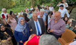 36 yıl önce kaçarak evlenen çift, çocukları ve torunları eşliğinde düğün yaptı