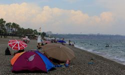 Antalya’da yağmur bile vatandaşları deniz sevdasından vazgeçiremedi