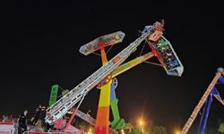 Lunaparkta panik! 1 saat havada asılı kaldılar