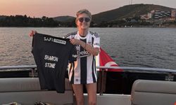 Dünyaca ünlü yıldız Sharon Stone Bodrum’da Beşiktaş formasıyla poz verdi