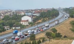 Yağmur nedeniyle kayganlaşan TEM’de zincirleme kaza