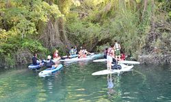 Gençler, paddleboard ile hem eğlendi hem temizledi! 300 kilo atık topladılar