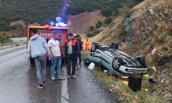 Isparta'da trafik kazası! Taklalar atan otomobilden sağ çıktılar