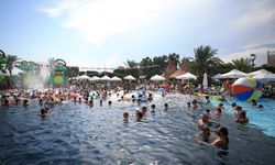 Antalya'da turistlerin buzlu havuz sefası