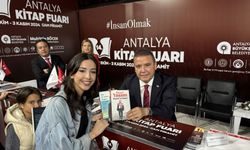 Kitaplarını imzalayan Böcek, bir çadırdan başlayan okuma tutkusunu anlattı