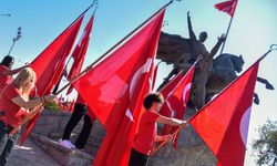 Antalya'da Cumhuriyet coşkusu! Ata'ya çelenk sunuldu