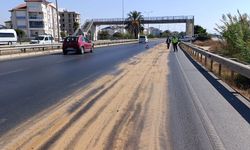 Antalya-Alanya karayolunda otomobilden dökülen mazot tehlike saçtı