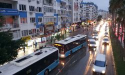 Sağanak yağış geldi, Antalya trafiği felç oldu