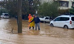 Serik’te sağanak nedeniyle baba ve kız evlerinde mahsur kaldı