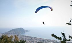 Alanya'da nefes kesen yarış! Gökyüzünde kıyasıya mücadele