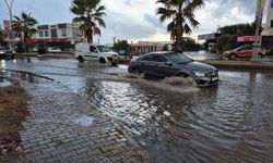 Bodrum’un yolları göle döndü, dereler taştı