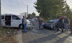 Muğla’da minibüs ve otomobil kafa kafaya çarpıştı