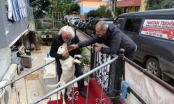 Komşuları rahatsız oldu, o da komşularını pankartla protesto etti