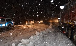 Antalya-Konya karayolunda kar kalınlığı 10 santimetreyi buldu