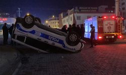 Mersin’de meydana gelen kazada polis arabası ters döndü